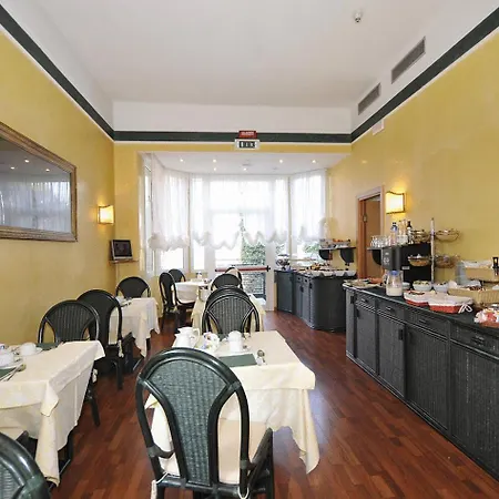 Готель Estense Модена