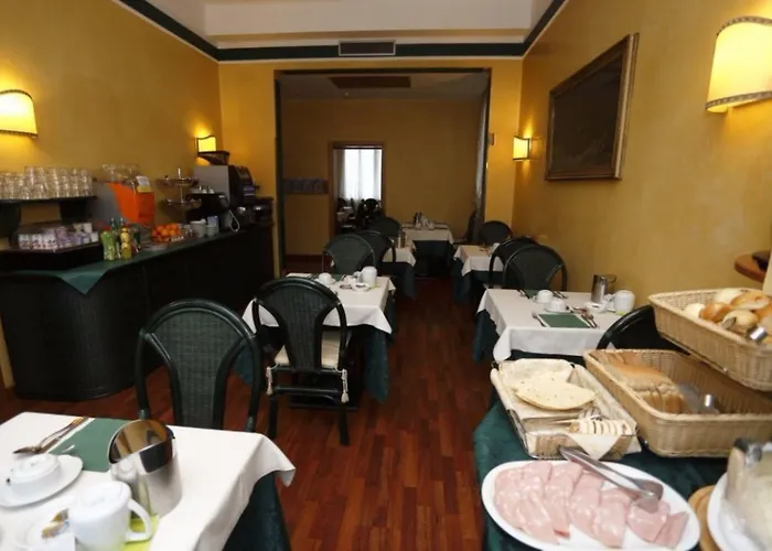 Готель Estense Модена