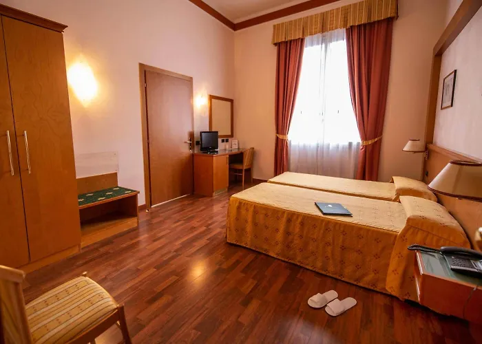 Готель Estense Модена